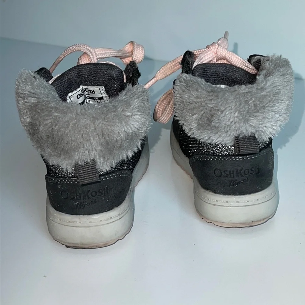 Oshkosh b’gosh sporty-01 faux fur winter shoes. Super cute and comfy. Size 5